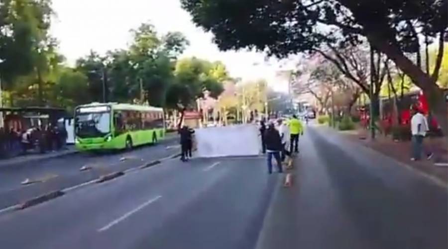 Bloqueo en Insurgentes Sur provoca caos vial y tensi&oacute;n con presunto grupo de choque