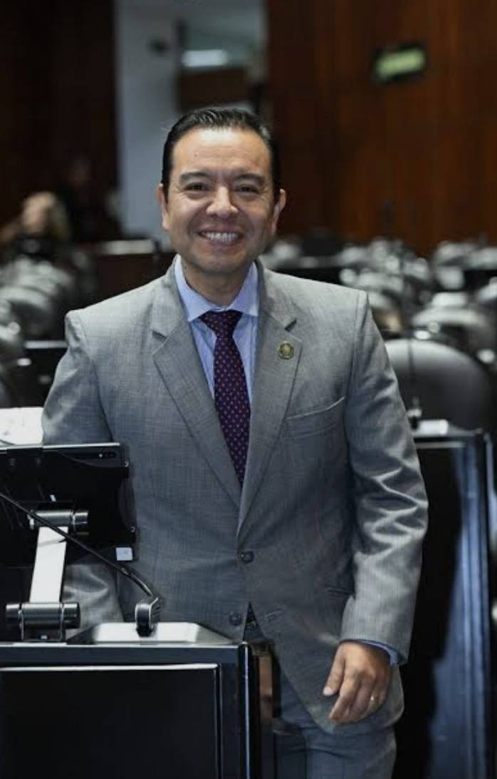 Diputado H&eacute;ctor Sa&uacute;l T&eacute;llez levanta la mano para contender por la Alcald&iacute;a de Coyoac&aacute;n