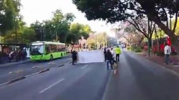 Bloqueo en Insurgentes Sur provoca caos vial y tensi&oacute;n con presunto grupo de choque