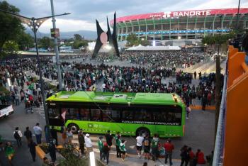 Aficionados enfrentan altos costos por estacionarse en el Azteca para el cl&aacute;sico joven