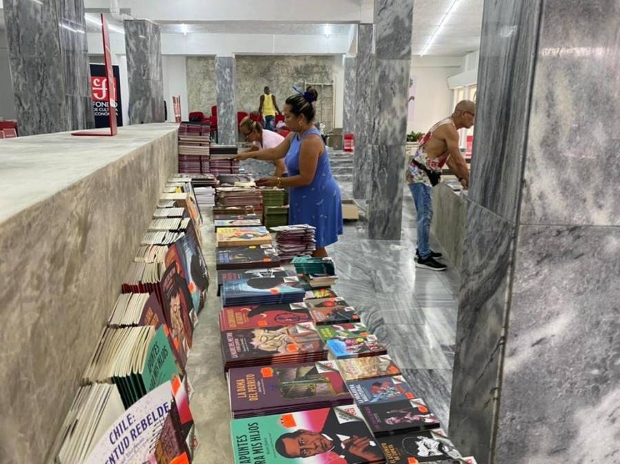 México entrega libros del FCE en Pinar del Río como apoyo cultural a Cuba