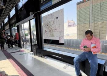 Instalan 119 bancas en estaciones de Qrobus en 5 de Febrero