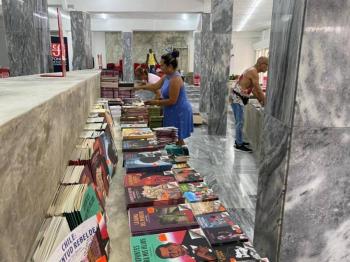 M&eacute;xico entrega libros del FCE en Pinar del R&iacute;o como apoyo cultural a Cuba