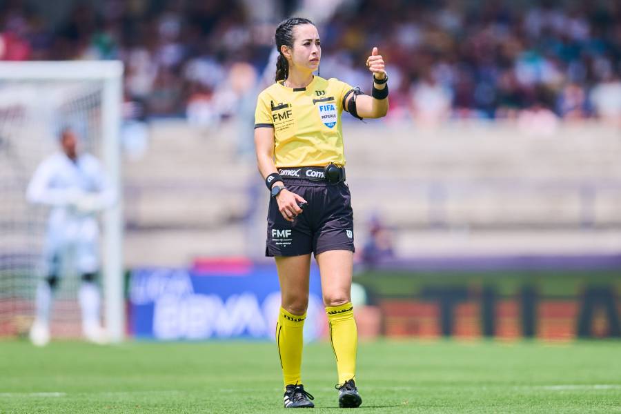 Katia Itzel Garc&iacute;a en el ojo del hurac&aacute;n por pol&eacute;mica arbitral en triunfo de Pumas
