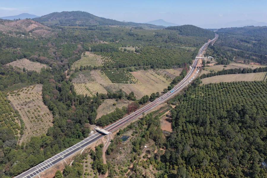 Autobús se estrella contra base de puente en Coeneo, Michoacán; hay 29 personas lesionadas
