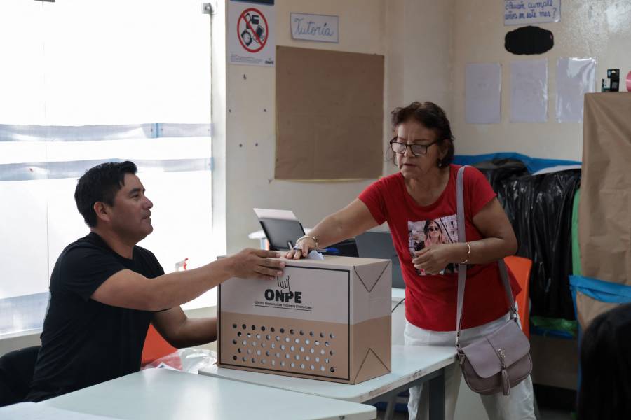 Los peruanos votan por nuevo presidente agotados por el crimen y la convulsión política
