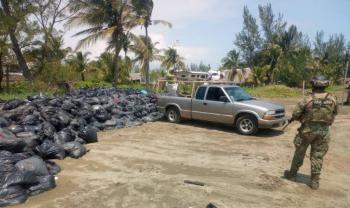 Aclara Marina situaci&oacute;n de bolsas en playas de Pajapan; descarta presencia de hidrocarburos