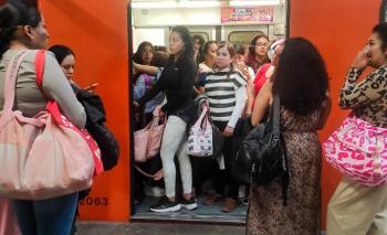 Retrasos y escasez de trenes colapsan seis l&iacute;neas del Metro de la CDMX