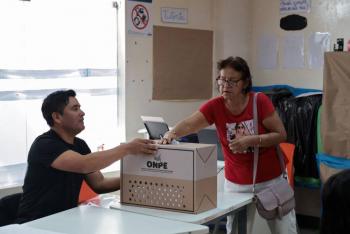 Los peruanos votan por nuevo presidente agotados por el crimen y la convulsi&oacute;n pol&iacute;tica