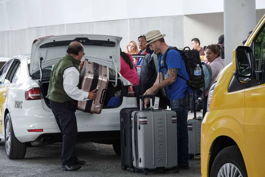 Tarifas de taxis en el AICM superan costos de apps de transporte