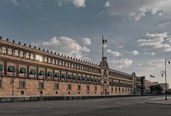 Gobierno dialoga con gasolineros para contener alza en combustibles