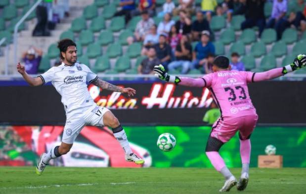 Gallos empat&oacute; en Mazatl&aacute;n en juego con pol&eacute;mica arbitral