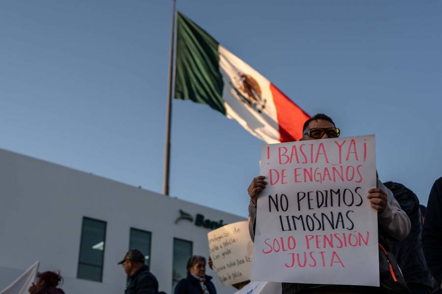Jubilados de empresas p&uacute;blicas protestan en Reforma contra l&iacute;mite a pensiones