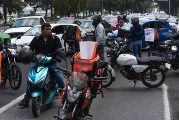 Familiares bloquean vialidad en Iztapalapa para exigir localizaci&oacute;n de joven desaparecida