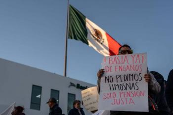 Jubilados de empresas p&uacute;blicas protestan en Reforma contra l&iacute;mite a pensiones