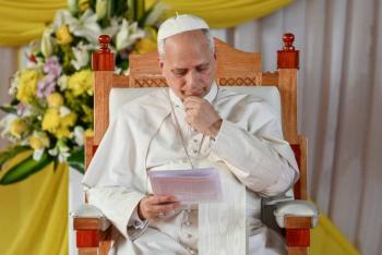 El papa denuncia en Camer&uacute;n el uso de la IA para fomentar 