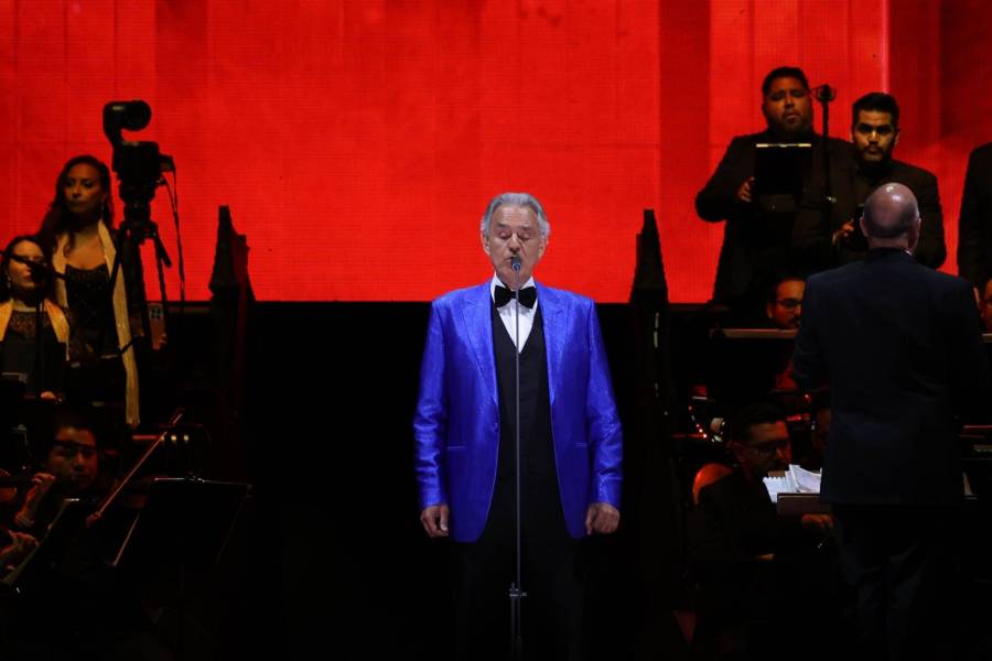 Andrea Bocelli conquista el Z&oacute;calo y re&uacute;ne a m&aacute;s de 130 mil asistentes en concierto gratuito