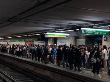 Rescatan a hombre tras lanzarse a v&iacute;as del Metro en la L&iacute;nea 8