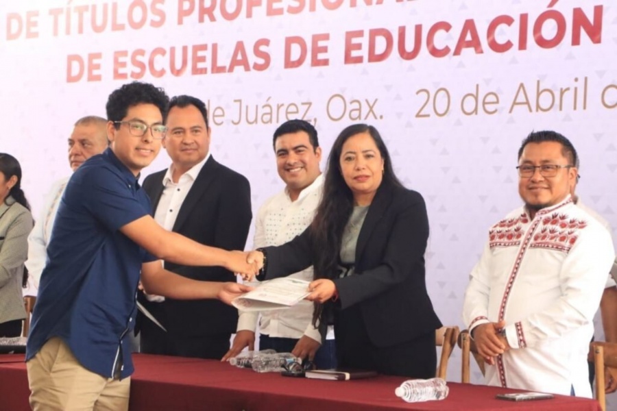 IEEPO entrega m&aacute;s de mil t&iacute;tulos a docentes y suma 6,446 en la administraci&oacute;n de Salom&oacute;n Jara