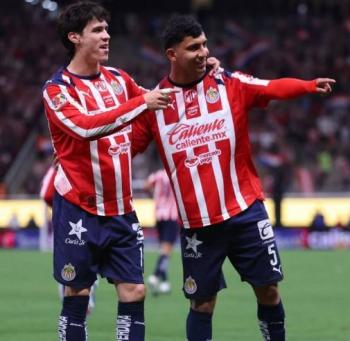 Chivas impone r&eacute;cord y amarra liderato con goleada