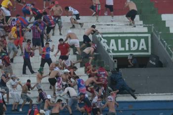 Cincuenta heridos y 63 arrestados por disturbios en cl&aacute;sico del f&uacute;tbol en Paraguay