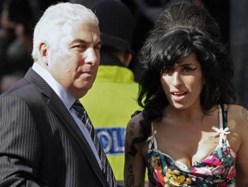 Padre de Amy Winehouse pierde juicio contra amigas de su hija tras subastar objetos de la artista