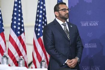 Director del FBI demanda por USD 250 millones a revista de EEUU