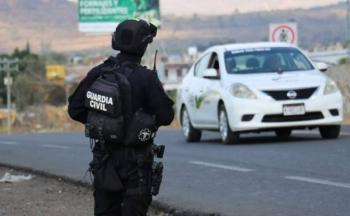 Rescatan a dos v&iacute;ctimas de secuestro tras operativo en Michoac&aacute;n