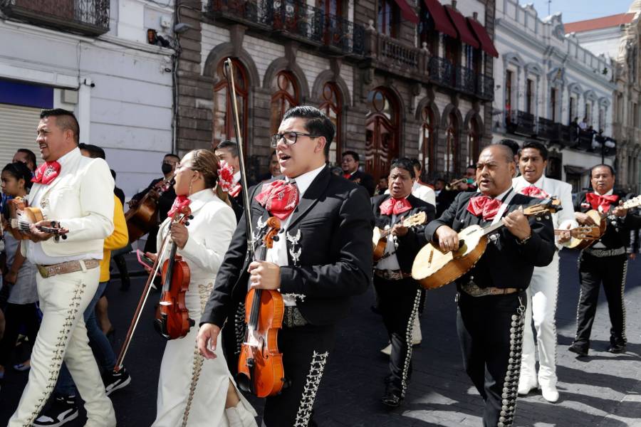 Ataque armado con disfraz de mariachis deja heridos y un secuestro en Mercado Morelos de Puebla