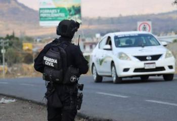 Rescatan a dos v&iacute;ctimas de secuestro tras operativo en Michoac&aacute;n