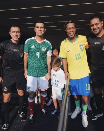 M&eacute;xico vs Brasil Leyendas, hace historia ante m&aacute;s de 50 mil aficionados en una noche que respir&oacute; vibra mundialista
