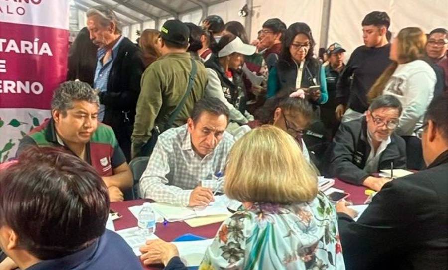 Gobierno CDMX acuerda mesas de trabajo con manifestantes por vivienda en el Z&oacute;calo
