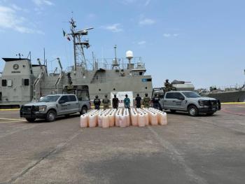 Asegura Marina embarcaci&oacute;n con presunto combustible ilegal frente a Michoac&aacute;n