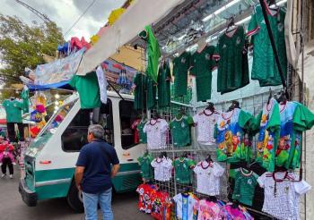 CDMX asegura m&aacute;s de 19 mil productos pirata relacionados con Mundial de Futbol