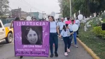 Marchan en Poza Rica para exigir justicia por asesinato de la doctora Bertha Burciaga