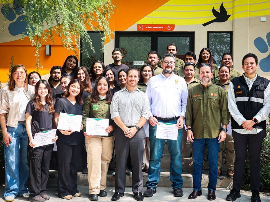 Secretar&iacute;a de Medio Ambiente reconoce a m&eacute;dicos veterinarios del CEAA en su d&iacute;a