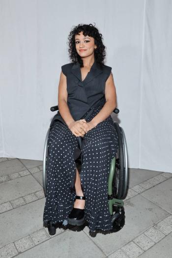 Actriz de “Wicked” denuncia discriminaci&oacute;n en vuelo por uso de silla de ruedas
