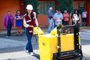 Atienden peticiones ciudadanas con labores de bacheo en unidad habitacional de Azcapotzalco