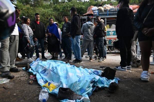 Sube a 19 muertos por atentado en carretera de Colombia