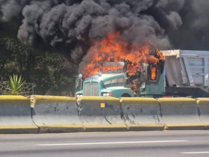 Confrontación sindical provoca quema de camiones en la autopista México-Puebla