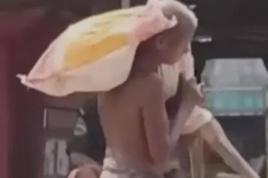 Hombre desentierra a su hermana y lleva sus restos a un banco para retirar dinero en India