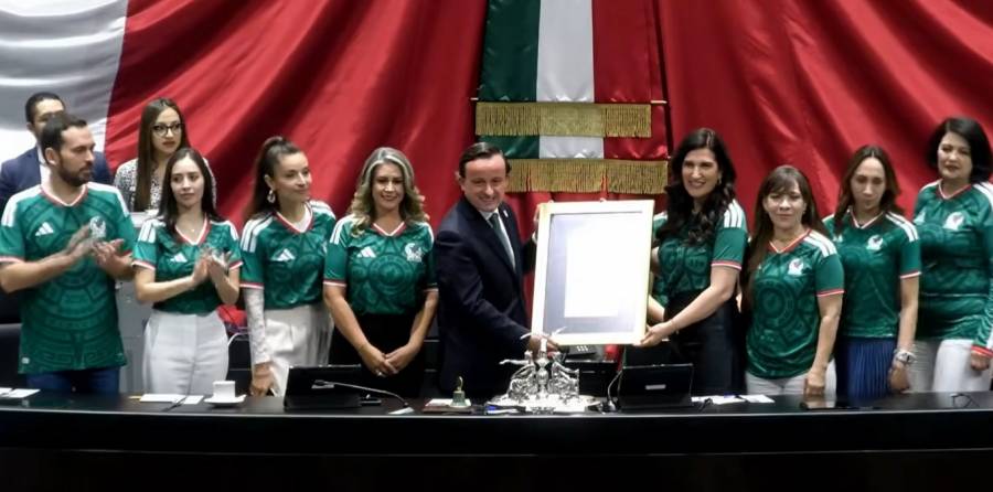 Cámara de Diputados entregan reconocimiento a Mike Arriola