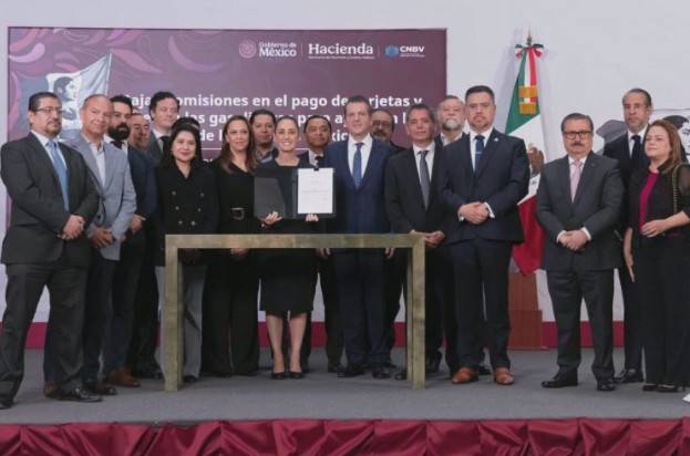 Sheinbaum acuerda reducir comisiones en pagos de combustibles