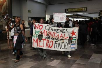 Estudiantes de la UNAM protestan en estaci&oacute;n Universidad del Metro por fallas en el servicio