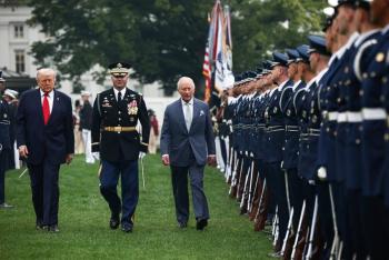 Trump bromea sobre posible v&iacute;nculo familiar con Carlos III