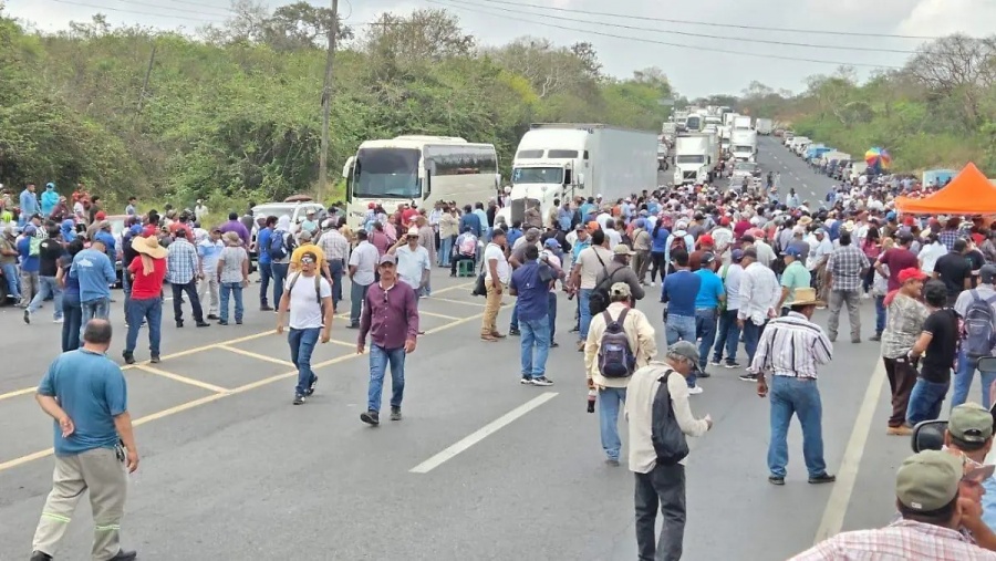Pescadores bloquean puente Tuxpan en protesta por derrame de hidrocarburo