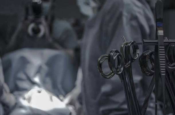 Cirug&iacute;a de columna avanza con implantes que reducen dolor sin perder el movimiento