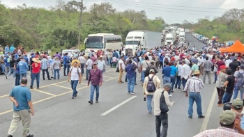 Pescadores bloquean puente Tuxpan en protesta por derrame de hidrocarburo