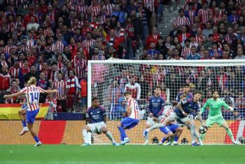 Atl&eacute;tico de Madrid y Arsenal empatan con pol&eacute;mica arbitral en la ida de semifinales