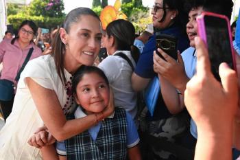 Entrega de tarjetas para beca de uniformes y &uacute;tiles, arranca con Sheinbaum en Neza